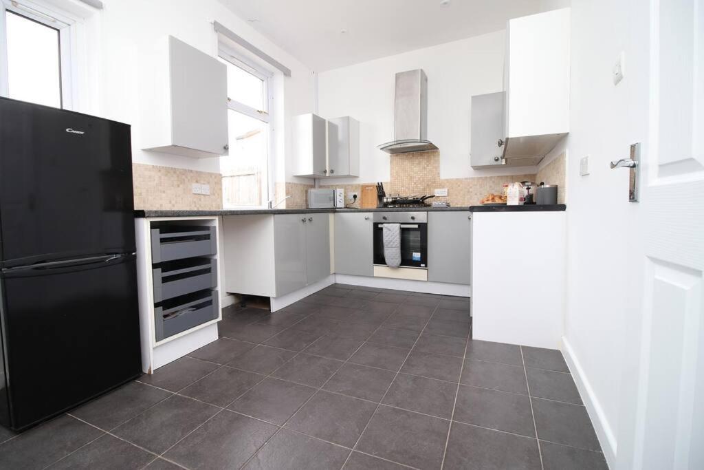 Вилла Holiday House For 7 Guests, Free Wi-Fi & Self Check-In Explore Newport Экстерьер фото