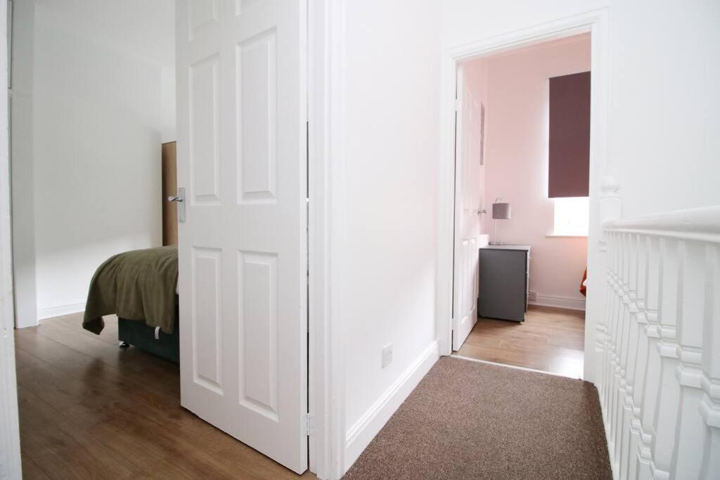 Вилла Holiday House For 7 Guests, Free Wi-Fi & Self Check-In Explore Newport Экстерьер фото