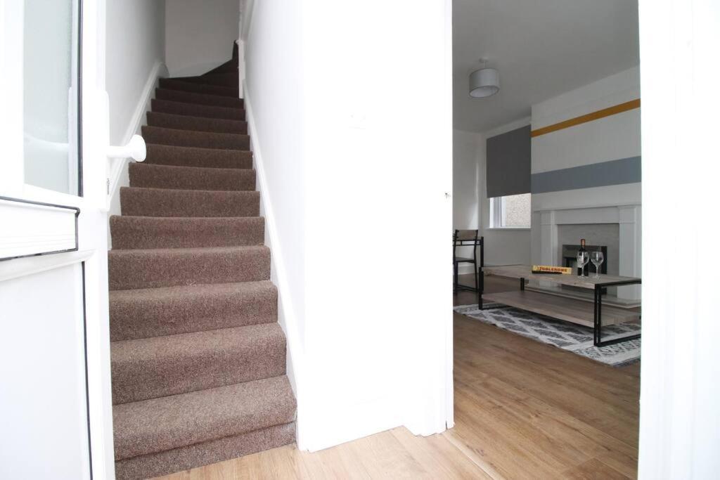 Вилла Holiday House For 7 Guests, Free Wi-Fi & Self Check-In Explore Newport Экстерьер фото