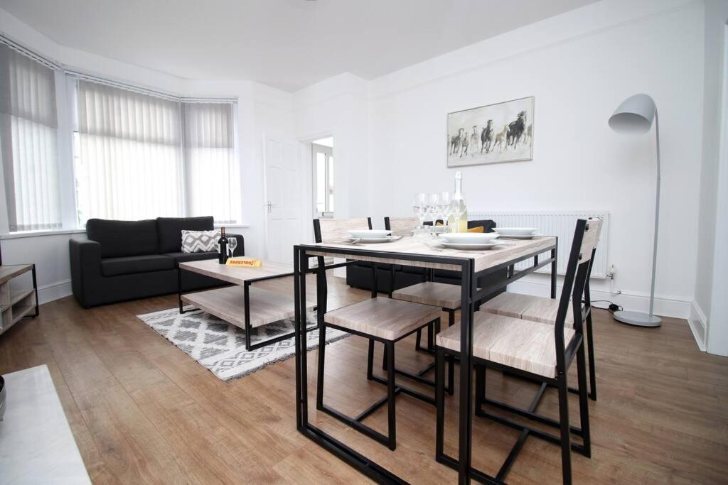 Вилла Holiday House For 7 Guests, Free Wi-Fi & Self Check-In Explore Newport Экстерьер фото