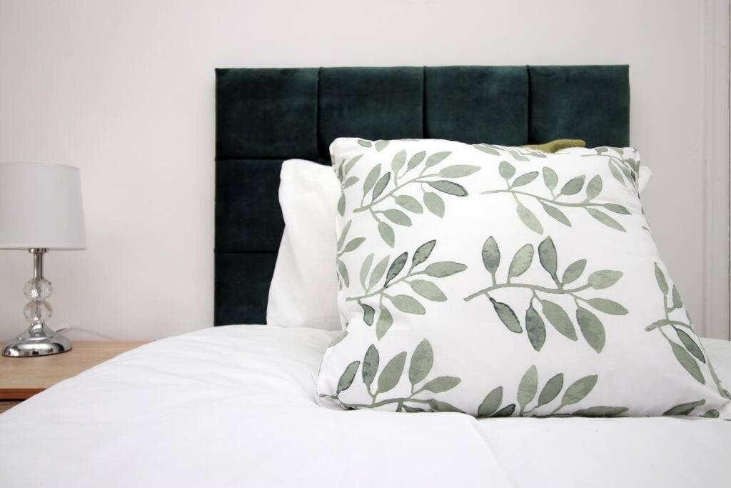 Вилла Holiday House For 7 Guests, Free Wi-Fi & Self Check-In Explore Newport Экстерьер фото