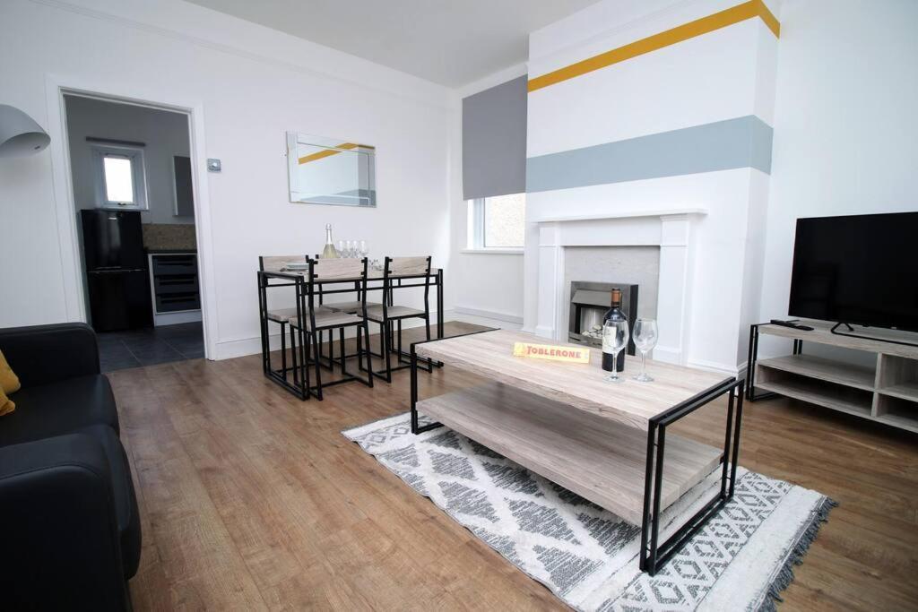 Вилла Holiday House For 7 Guests, Free Wi-Fi & Self Check-In Explore Newport Экстерьер фото